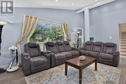 1385 Chartrand Avenue, Ottawa, ON - Indoor Photo Showing Living Room