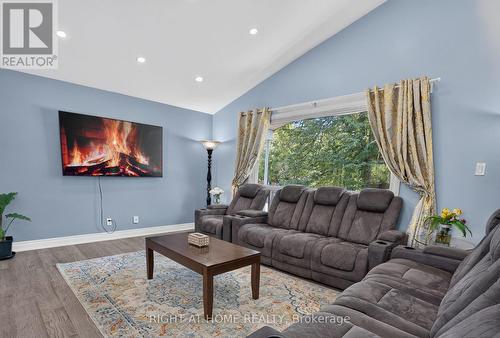 1385 Chartrand Avenue, Ottawa, ON - Indoor Photo Showing Living Room