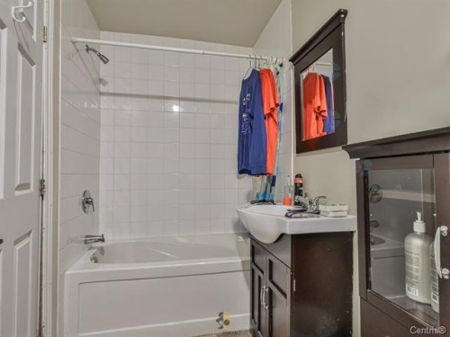 Logement - 87  - 89 Place Du Refuge, Sainte-Adèle, QC - Indoor Photo Showing Bathroom