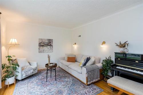 508 Montague Ave, Winnipeg, MB - Indoor Photo Showing Living Room