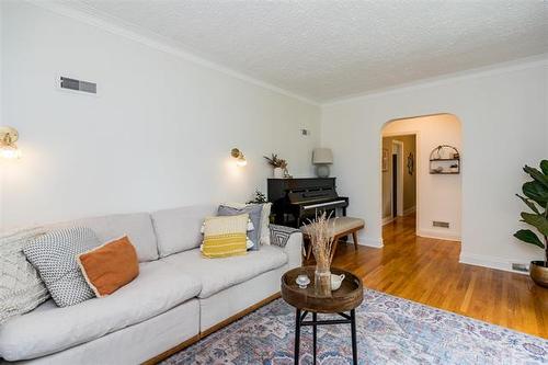 508 Montague Ave, Winnipeg, MB - Indoor Photo Showing Living Room