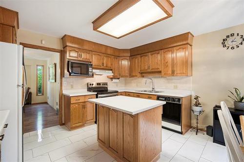 10 Mitchelson Way, Winnipeg, MB - Indoor Photo Showing Kitchen
