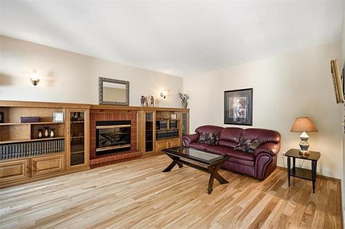 10 Mitchelson Way, Winnipeg, MB - Indoor Photo Showing Living Room With Fireplace