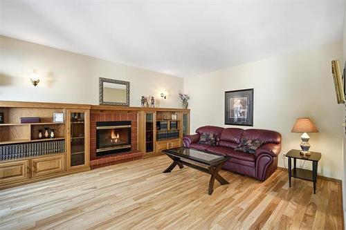 10 Mitchelson Way, Winnipeg, MB - Indoor Photo Showing Living Room With Fireplace