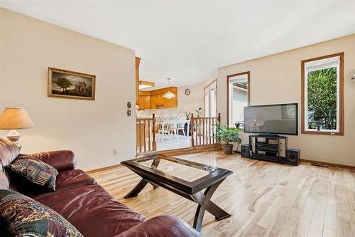 10 Mitchelson Way, Winnipeg, MB - Indoor Photo Showing Living Room