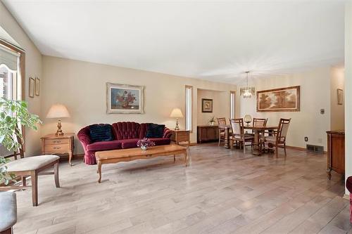10 Mitchelson Way, Winnipeg, MB - Indoor Photo Showing Living Room