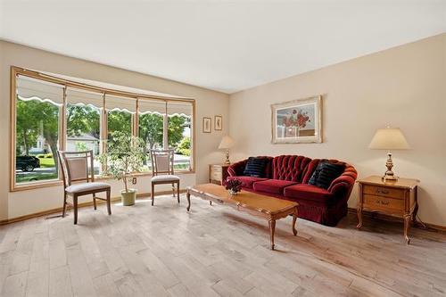 10 Mitchelson Way, Winnipeg, MB - Indoor Photo Showing Living Room