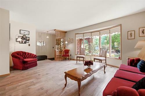 10 Mitchelson Way, Winnipeg, MB - Indoor Photo Showing Living Room