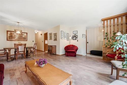10 Mitchelson Way, Winnipeg, MB - Indoor Photo Showing Living Room