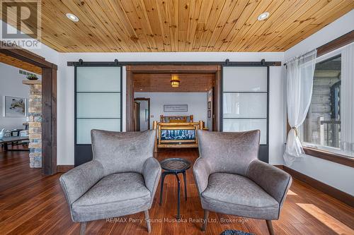64 Mccords Road, Mckellar, ON - Indoor Photo Showing Living Room