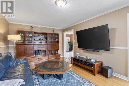 60 Devonridge Crescent, Toronto, ON - Indoor Photo Showing Living Room