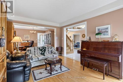 60 Devonridge Crescent, Toronto, ON - Indoor Photo Showing Living Room