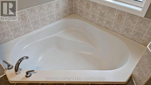 5661 Volpe Avenue, Mississauga, ON - Indoor Photo Showing Bathroom