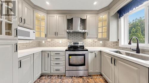 5661 Volpe Avenue, Mississauga, ON - Indoor Photo Showing Kitchen With Upgraded Kitchen