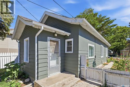 325 M AVENUE N  Saskatoon, SK S7L 2S4
