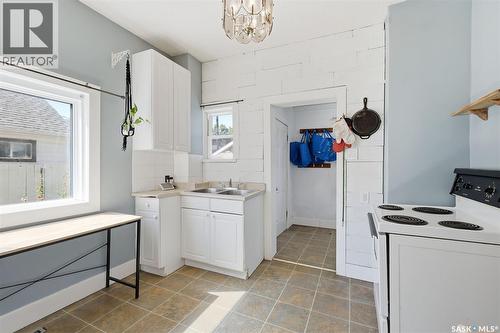 325 M Avenue N, Saskatoon, SK - Indoor Photo Showing Kitchen With Double Sink