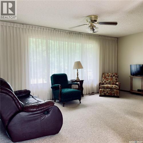 410 1St Street S, Waldheim, SK - Indoor Photo Showing Living Room