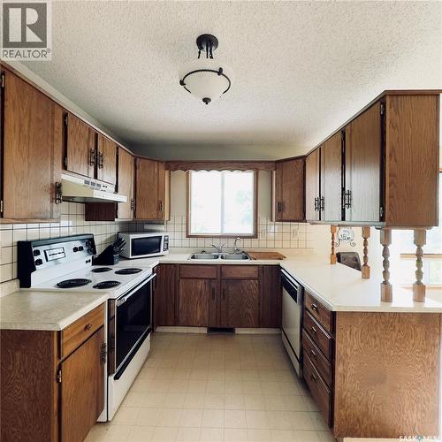 410 1St Street S, Waldheim, SK - Indoor Photo Showing Kitchen With Double Sink