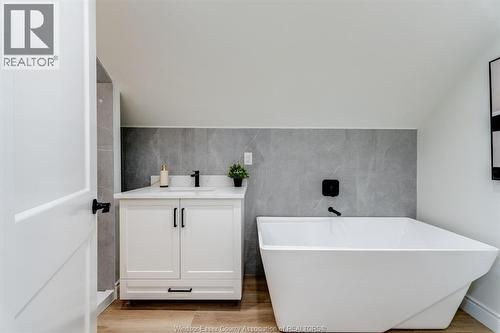 2309 Hall, Windsor, ON - Indoor Photo Showing Bathroom