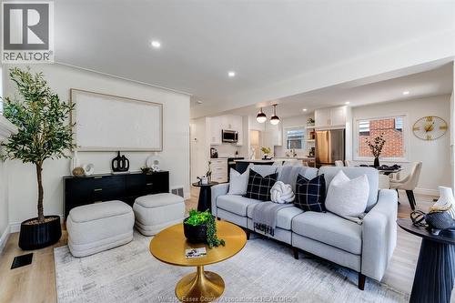 2309 Hall, Windsor, ON - Indoor Photo Showing Living Room