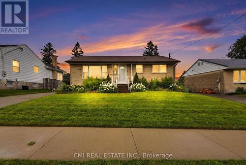 494 ANNAPOLIS AVENUE  Oshawa, ON L1J 2Y7