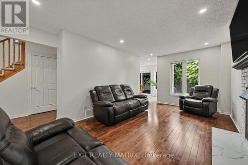 627 Chenier Way, Ottawa, ON - Indoor Photo Showing Living Room