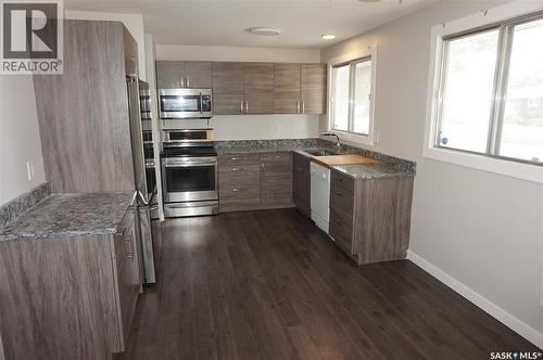 91 Plant Crescent, Regina, SK - Indoor Photo Showing Kitchen