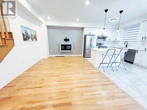 966 Cormorant Path, Pickering, ON - Indoor Photo Showing Kitchen