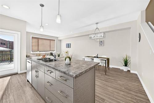 147 Phoenix Way, Winnipeg, MB - Indoor Photo Showing Kitchen With Double Sink