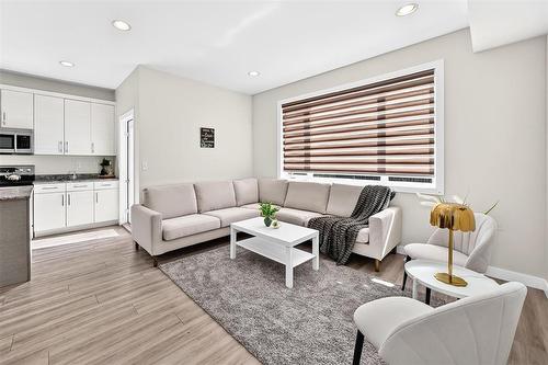 147 Phoenix Way, Winnipeg, MB - Indoor Photo Showing Other Room