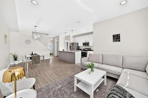 147 Phoenix Way, Winnipeg, MB - Indoor Photo Showing Living Room