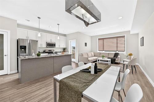 147 Phoenix Way, Winnipeg, MB - Indoor Photo Showing Kitchen With Upgraded Kitchen