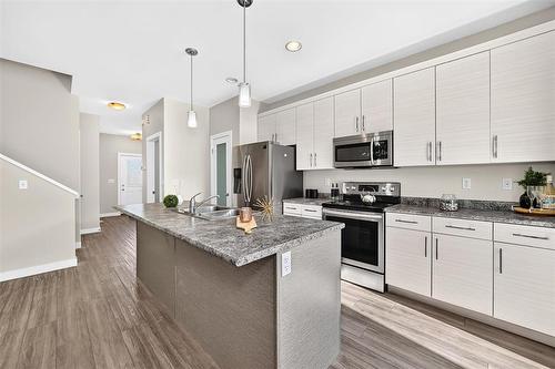 147 Phoenix Way, Winnipeg, MB - Indoor Photo Showing Kitchen With Double Sink With Upgraded Kitchen
