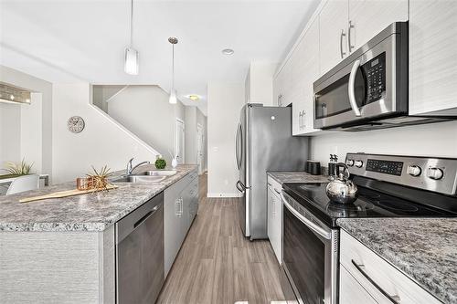 147 Phoenix Way, Winnipeg, MB - Indoor Photo Showing Kitchen With Double Sink With Upgraded Kitchen