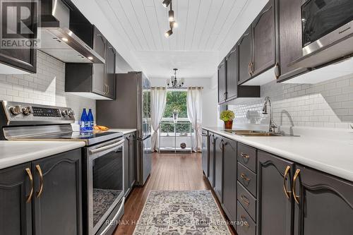 23 Whitegate Crescent, Ottawa, ON - Indoor Photo Showing Kitchen With Double Sink With Upgraded Kitchen