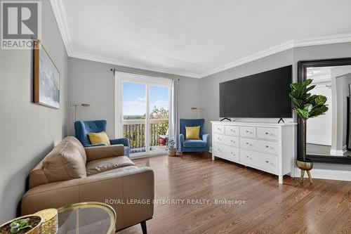 404 - 345 Centrum Boulevard, Ottawa, ON - Indoor Photo Showing Living Room