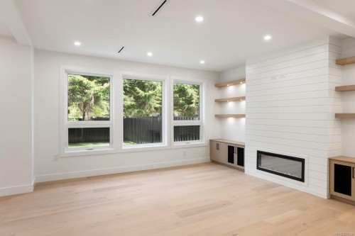 2292 Gail Pl, Sidney, BC - Indoor With Fireplace