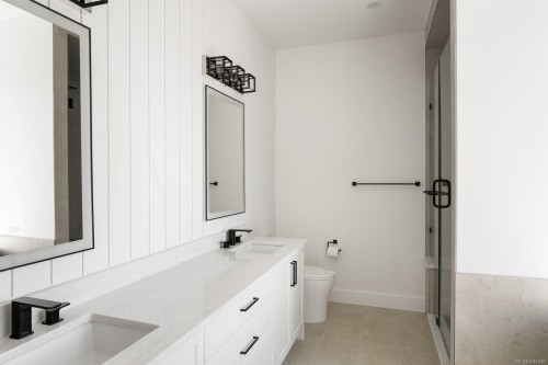 2292 Gail Pl, Sidney, BC - Indoor Photo Showing Bathroom