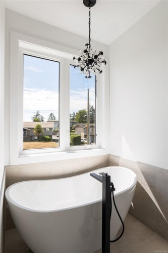 2292 Gail Pl, Sidney, BC - Indoor Photo Showing Bathroom