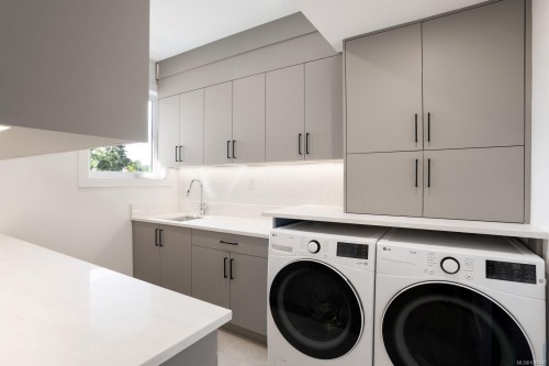 2292 Gail Pl, Sidney, BC - Indoor Photo Showing Laundry Room