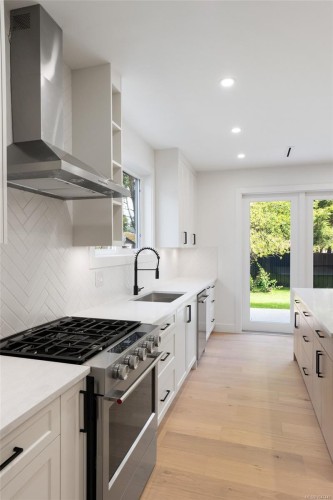 2292 Gail Pl, Sidney, BC - Indoor Photo Showing Kitchen With Upgraded Kitchen