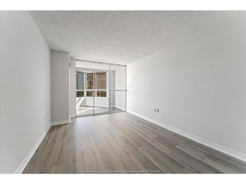 906-75 Riverside Drive, Windsor, ON - Indoor
