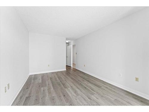 906-75 Riverside Drive, Windsor, ON - Indoor Photo Showing Other Room