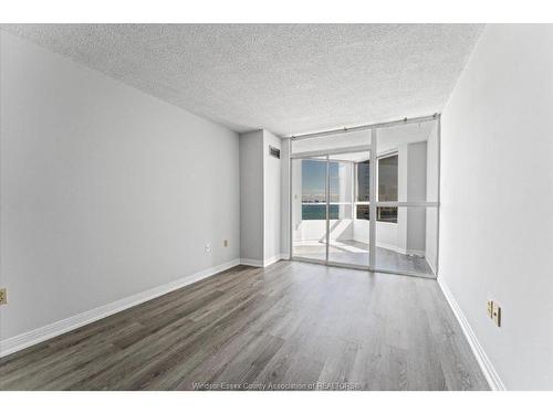 906-75 Riverside Drive, Windsor, ON - Indoor Photo Showing Other Room