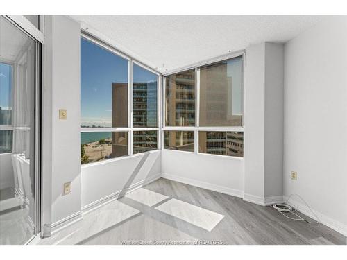 906-75 Riverside Drive, Windsor, ON - Indoor Photo Showing Other Room