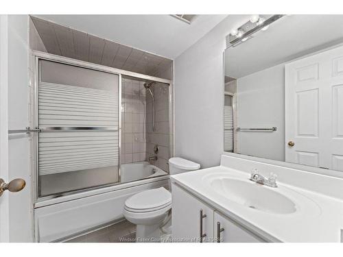 906-75 Riverside Drive, Windsor, ON - Indoor Photo Showing Bathroom