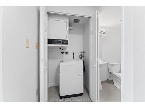 906-75 Riverside Drive, Windsor, ON - Indoor Photo Showing Laundry Room