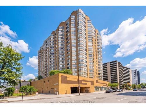 906-75 Riverside Drive, Windsor, ON - Outdoor With Facade