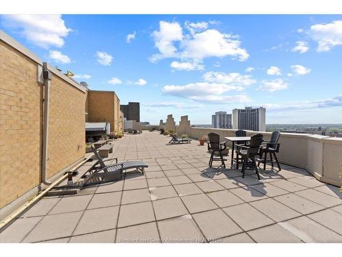 906-75 Riverside Drive, Windsor, ON - Outdoor