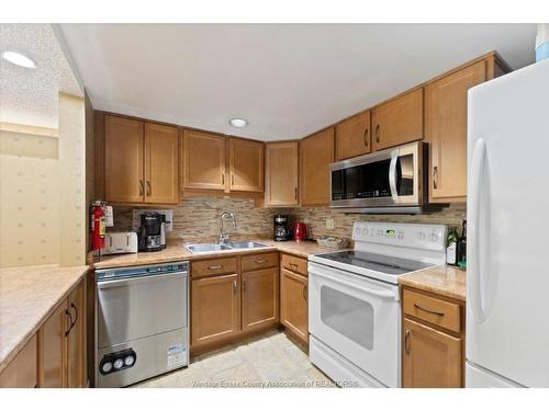 906-75 Riverside Drive, Windsor, ON - Indoor Photo Showing Kitchen With Double Sink